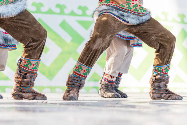 Kuzeyin yerli halklarının geleneksel sıcak ayakkabıları. Geyik kürkü ve ulusal desenlerle zenginleştirilmiş botlar. - Fotoğraf, Görsel