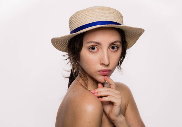 Κομψό γυναίκα με γυμνό ώμο σε μπεζ καπέλο απομονώνονται σε λευκό φόντο αντίγραφο χώρου. Αξεσουάρ ηλιακής προστασίας. Ταξιδιωτική ξενάγηση και καλοκαιρινή στολή. - Φωτογραφία, εικόνα