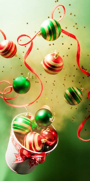 Las bolas de Navidad y la decoración que vuelan de un cubo decorado, tarjeta de Navidad festiva, felicitaciones de temporada de Año Nuevo postal. Levitación foto tendencia foto - Foto, imagen