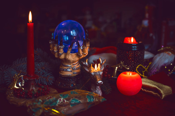 Winterse kerstvoorspelling op een kaarsen- en tarotkaarten. Magisch esoterisch concept. Astrologie en wicca rituelen - Foto, afbeelding