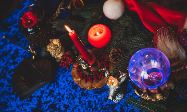 Mum ve Tarot kartlarında kış Noel öngörüsü. Büyülü, gizemli bir kavram. Astroloji ve cadı ayinleri - Fotoğraf, Görsel