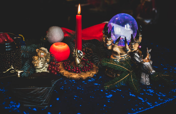 Winter Christmas prediction on a Candle and Tarot cards. Magical esoteric concept. Astrology and wicca rituals - Zdjęcie, obraz