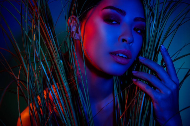 Retrato de senhora selvagem deslumbrante esconder selva selvagem isolado efeito cibernético abstrato ultravioleta cor fundo - Foto, Imagem