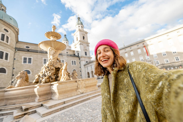 Woman visiting old town in Salzburg - Foto, Bild