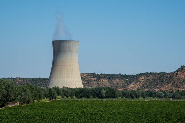 Atomkraftwerk Asco vor Bergen und blauem Himmel - Foto, Bild