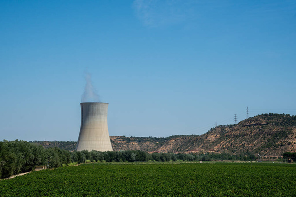 Аско атомна електростанція проти гір і блакитного неба. - Фото, зображення