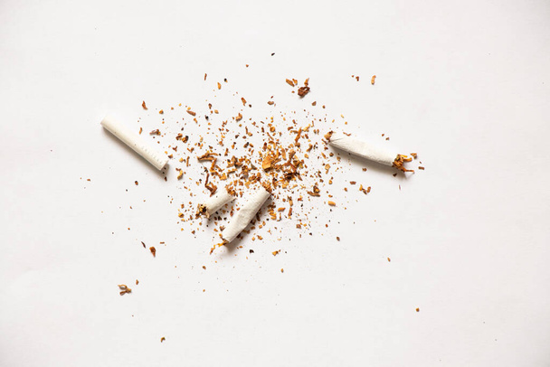 cigarettes sur fond isolé gros plan, tabagisme et mauvaises habitudes, nicotine - Photo, image