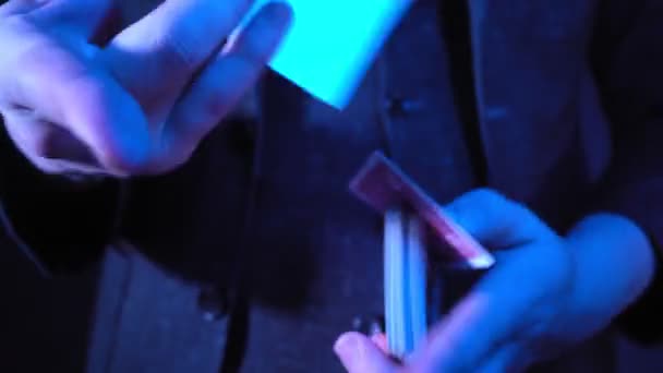 Руки чарівник виконує трюки з колодою карт. Примусовий показує фокус
 - Кадри, відео
