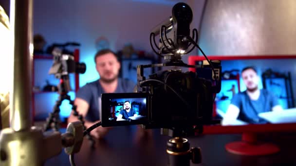Blogger está transmitindo em estúdio de vídeo com câmeras e iluminação profissional - Filmagem, Vídeo