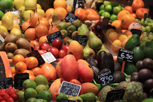 Barcellona, Spagna - 30 settembre 2019: Frutta colorata al Mercato della Boqueria. Diversi tipi di frutta tropicale in mostra in un mercato - Foto, immagini