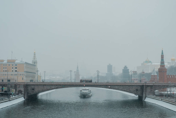 Um barco a motor navega sob a ponte Moskvoretsky Bolshoi perto do Kremlin de Moscou. - Foto, Imagem