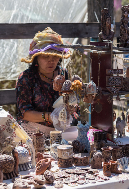 souvenirs diferentes y baratijas en el mercado de pulgas - Foto, afbeelding