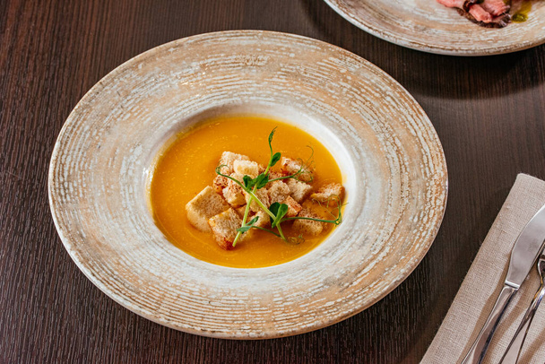 soep met kip en groenten op een houten ondergrond - Foto, afbeelding