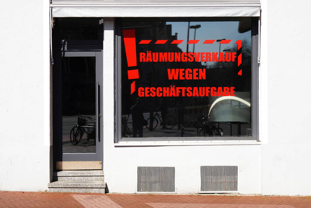 Raumungsverkauf wegen Geschaftsaufgabe μεταφράζεται από τη γερμανική πώληση εκκαθάρισης λόγω κλεισίματος των καταστημάτων - Φωτογραφία, εικόνα