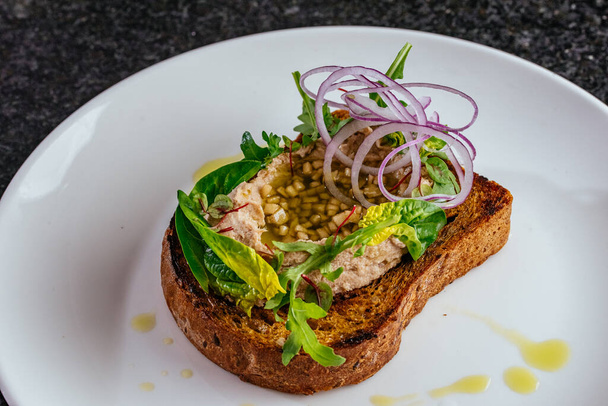 сэндвич с ржаным хлебом, рыбой и овощами  - Фото, изображение