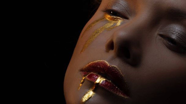Glamorous tears, face art and creative makeup, gold on the face - Valokuva, kuva