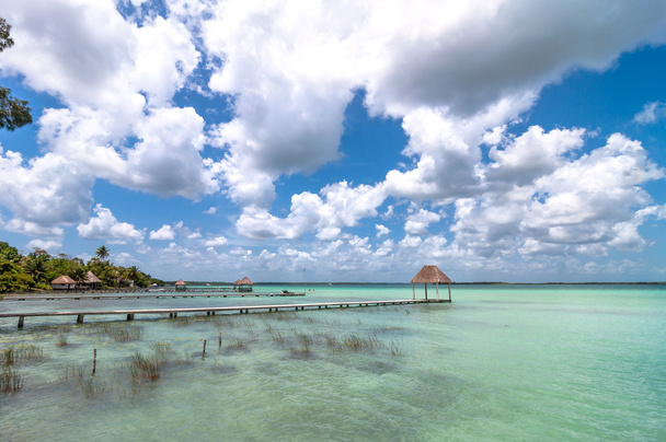 Masse idyllique et cabane palapa au lagon de Bacalar au Mexique
 - Photo, image