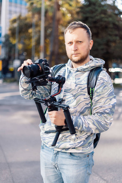 Professional videographer with gimball video setup during shooting - Zdjęcie, obraz