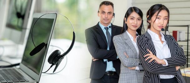Οι επιχειρηματίες που φορούν ακουστικά και εργάζονται στο γραφείο διευρύνουν την προβολή - Φωτογραφία, εικόνα