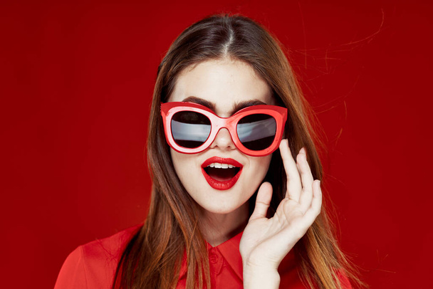 cheerful woman in a red shirt sunglasses Glamor close-up - Foto, Imagen