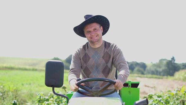 Traktorilla istuvan maanviljelijän muotokuva hymyilee. - Valokuva, kuva