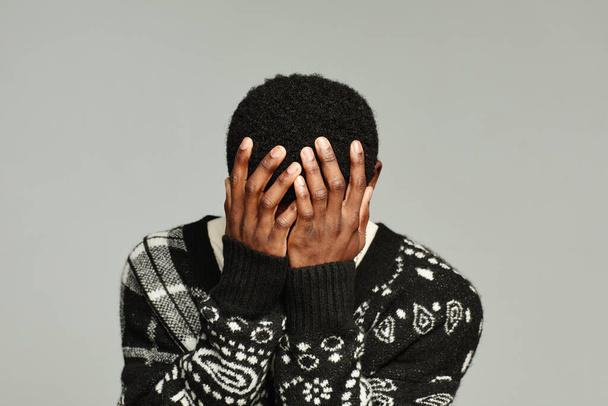 Young Man Hiding Face - Foto, afbeelding