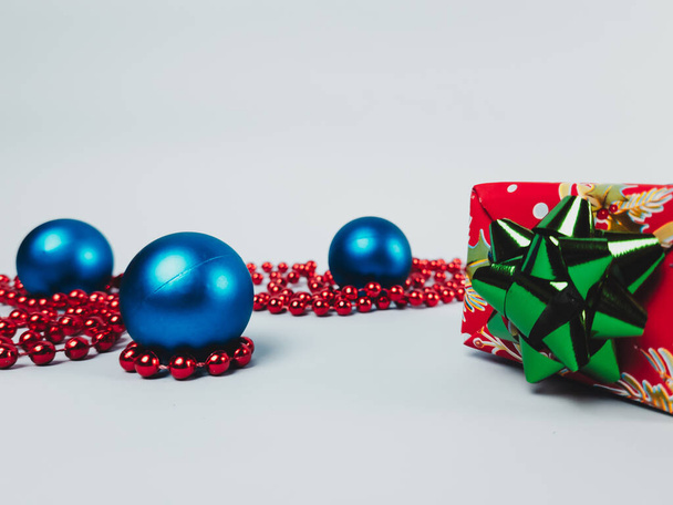 飾りや玉とクリスマスの贈り物 - 写真・画像