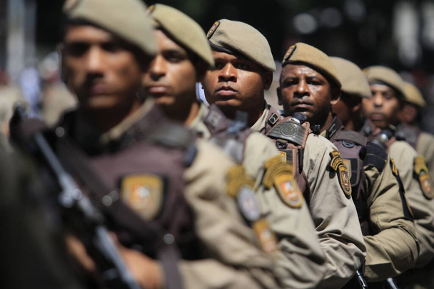 salvador, bahia, Brasil - 7 de septiembre de 2014: miembros de la Policía Militar de Bahía durante un desfile cívico-militar para conmemorar la independencia de Brasil en la ciudad de Salvador. - Foto, imagen