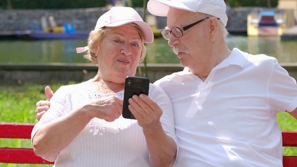 Улыбающиеся и счастливые пенсионеры отдыхают в Центральном парке Нью-Йорка - Фото, изображение