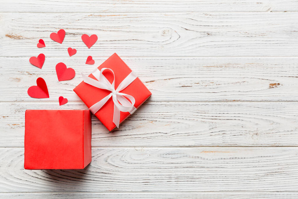 Joyeux jour de la Saint-Valentin ouvert boîte cadeau en forme de coeur avec de petits coeurs, sur fond coloré, carte de Saint-Valentin concept vue du dessus. - Photo, image
