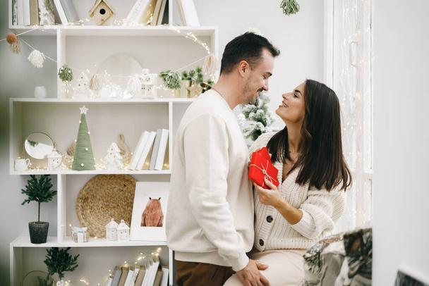 Young cheerful couple in love with present for Christmas - Foto, Bild