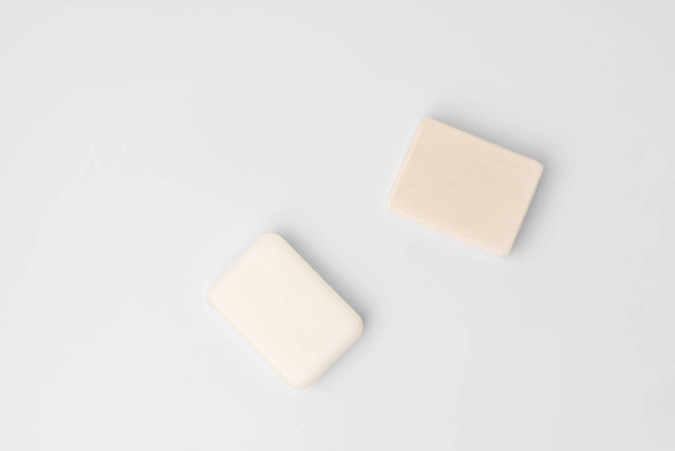 Bílé mýdlo bar izolované na bílém pozadí - Fotografie, Obrázek