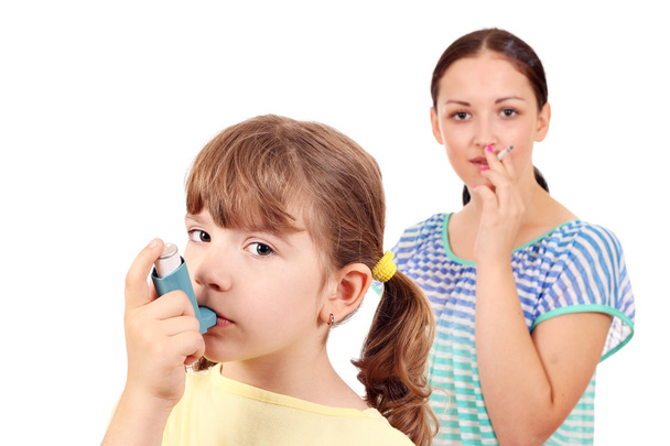 kleines Mädchen mit Inhalator und Mädchen beim Zigarettenrauchen  - Foto, Bild
