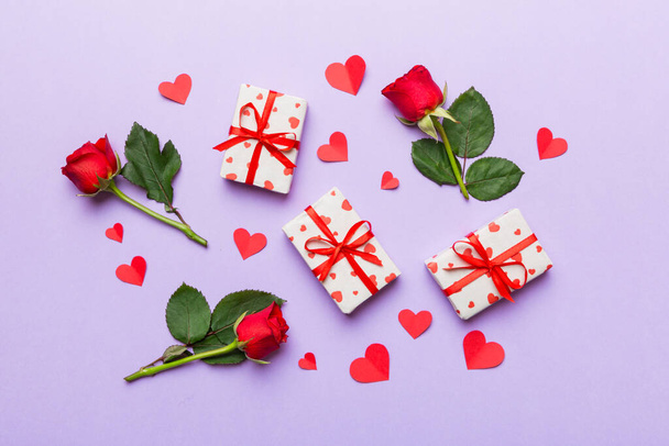 Kraft pudełko z piękną czerwoną wstążką i różą, koncepcja Walentynki, rocznica, Dzień Matki i urodziny pozdrowienia, przestrzeń do kopiowania, widok z góry. - Zdjęcie, obraz