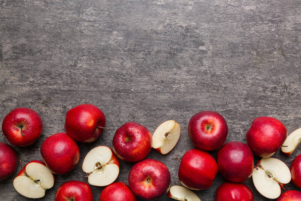 Manzanas rojas frescas con hojas verdes sobre una mesa de madera. Sobre fondo de madera. Vista superior espacio libre para el texto. - Foto, Imagen