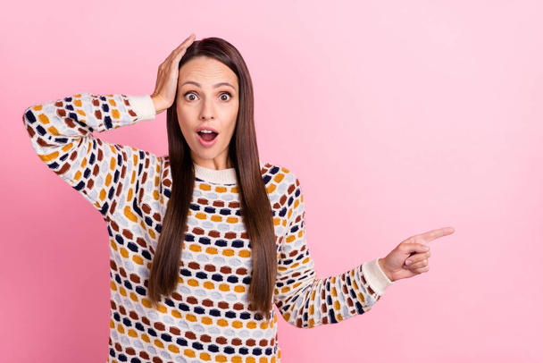 Photo of impressed funky mature lady dressed print pullover arm head pointing finger empty space smiling isolated pink color background - Foto, afbeelding