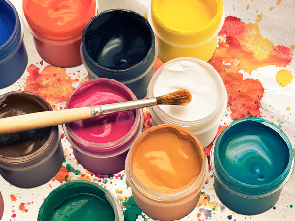 pintura guache colorido e escova no fundo - Foto, Imagem