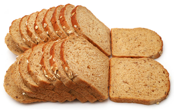 Овсяный ржаной хлеб свежий и нарезанный на белом фоне - Фото, изображение