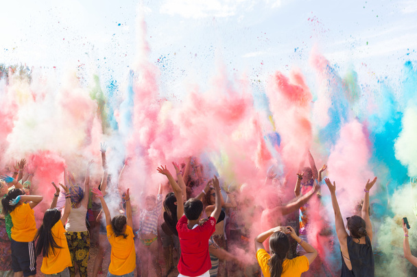 толпа танцующих на красочном фестивале красок
 - Фото, изображение