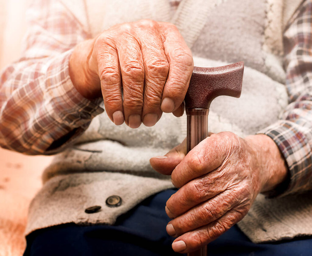 Senior keze egy bottal közelkép - Fotó, kép
