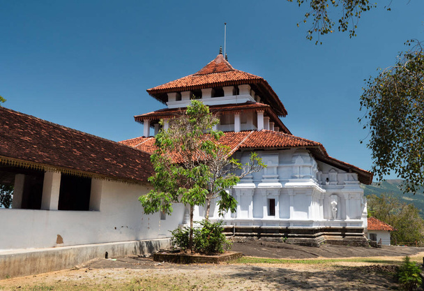 Lankatilaka Vihara ist ein alter buddhistischer Tempel in Udunuwara von Kandy, 14. Jahrhundert - Foto, Bild