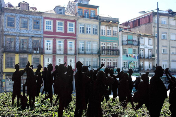 Ilustración de vacaciones: figuras de metal del turista visitaron la ciudad de Oporto foto bosquejo, bajo la impresión. Calle de fondo de fachadas coloridas casas azulejo portugués - Foto, Imagen