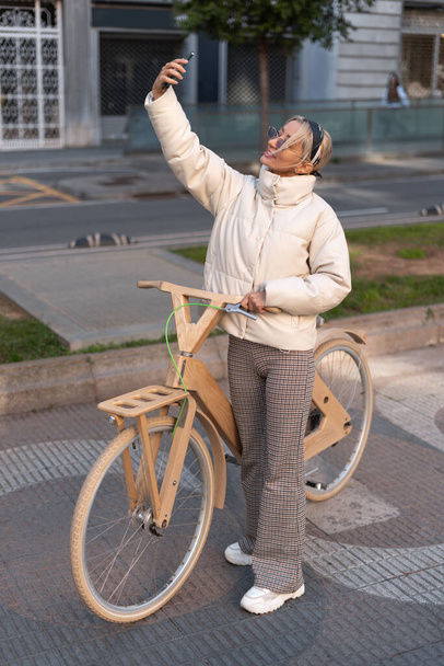 Biciclista feminina tomando selfie na rua - Foto, Imagem