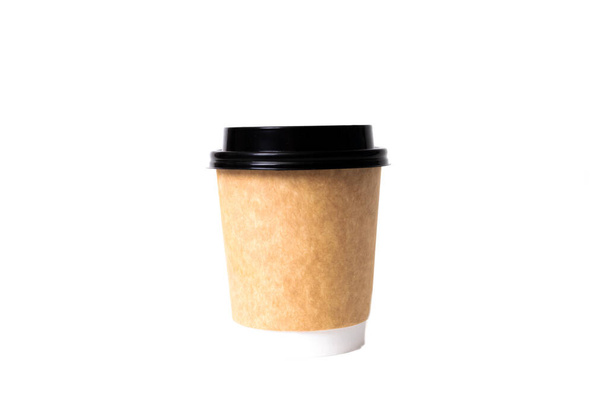 Papieren beker met koffie geïsoleerd op witte achtergrond close-up - Foto, afbeelding