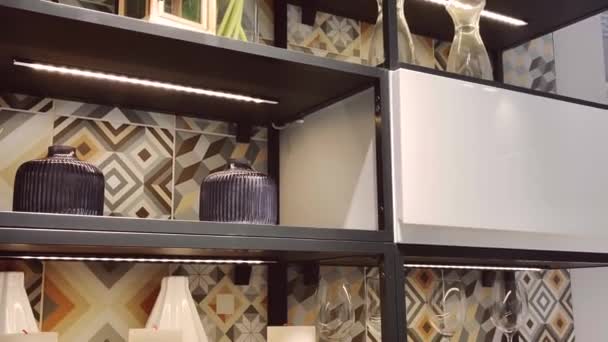 Home decor en interieur concept. Moderne keukenapparatuur, meubels, keukengerei en servies als renovatieproject - Video