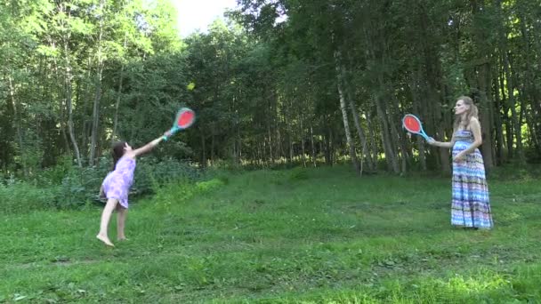 Mulher grávida ativa com menina jogar badminton jogo no parque
 - Filmagem, Vídeo