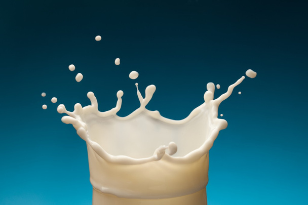 Splash of milk from the glass - Foto, afbeelding