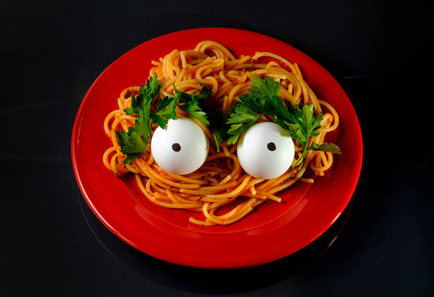 Spaghetti mostro alieno con bulbi oculari paura di essere mangiato - Foto, immagini