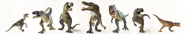 Un grupo de siete dinosaurios en fila
 - Foto, imagen