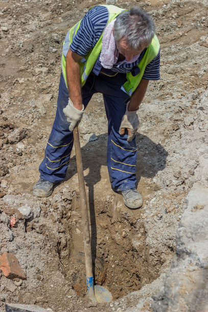travailleur à la recherche d'un tuyau d'eau perdu 2
 - Photo, image